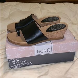 Royu Vanna Black Wedges 8.5